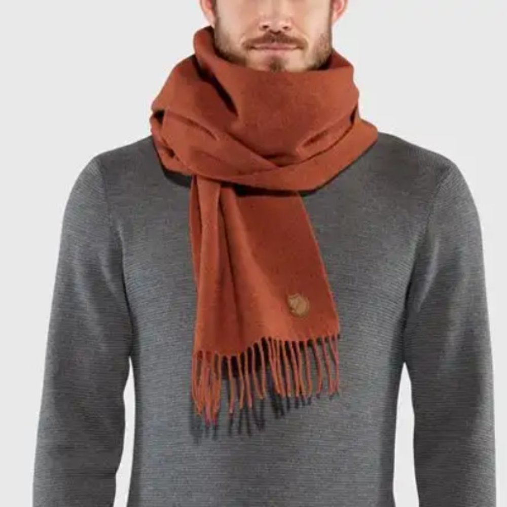 Solid Re-wool scarf.